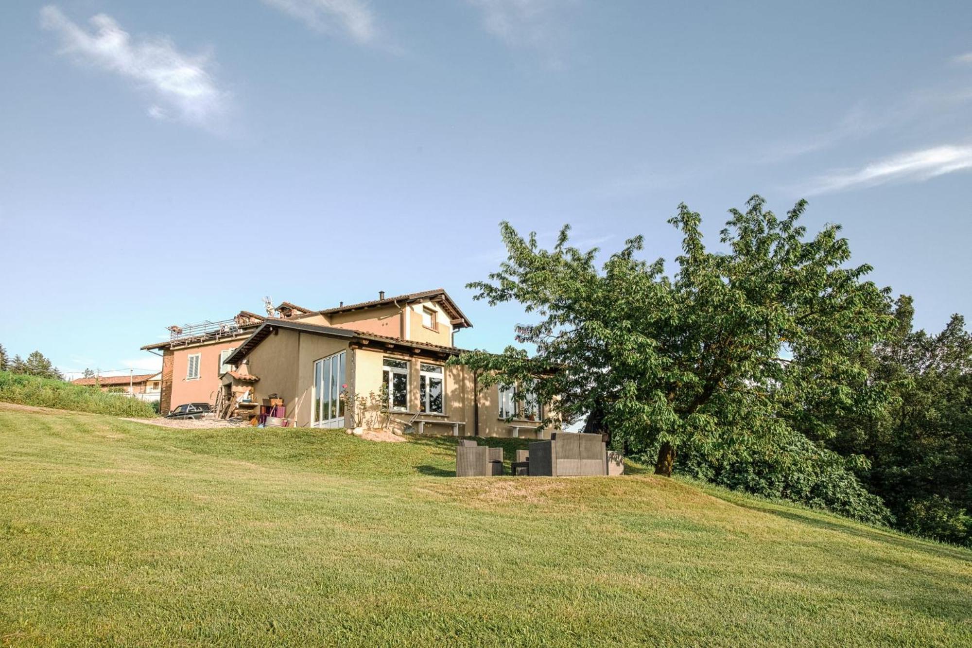 La Casa Di Roby-1 Appartamento La Morra Con Piscina Bagian luar foto